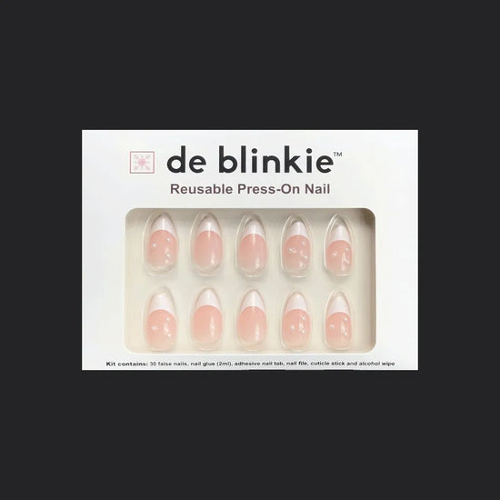 de blinkie Perle Blanche press on nail set with milky white French tips and blush nude base