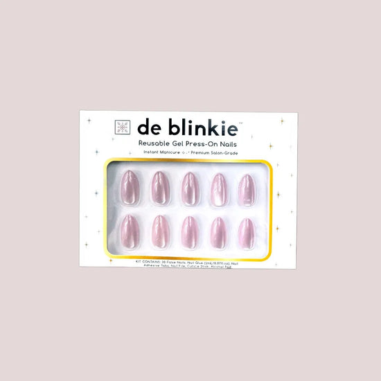 Product box shot of de blinkie Princess Rosée soft lilac pink pearl reusable gel press-on nails in short almond displayed in white branded packaging with gold star detailing against a soft pink background